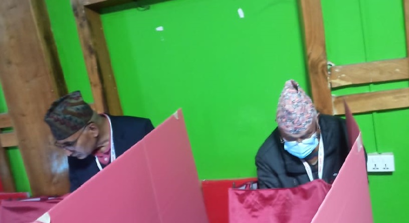 बिहान ४ बजेदेखि एमालेको मतदान, ओलीले भने–भोटिङ मेसिन सजिलो रहेछ